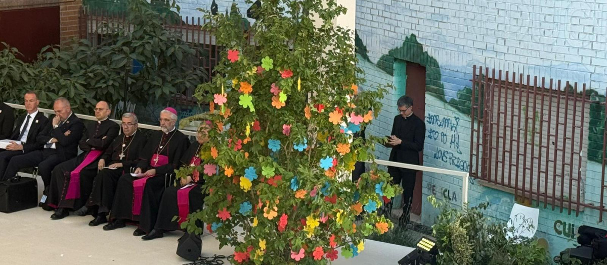 Vistazo del Árbol de la Esperanza del centro CEDIA