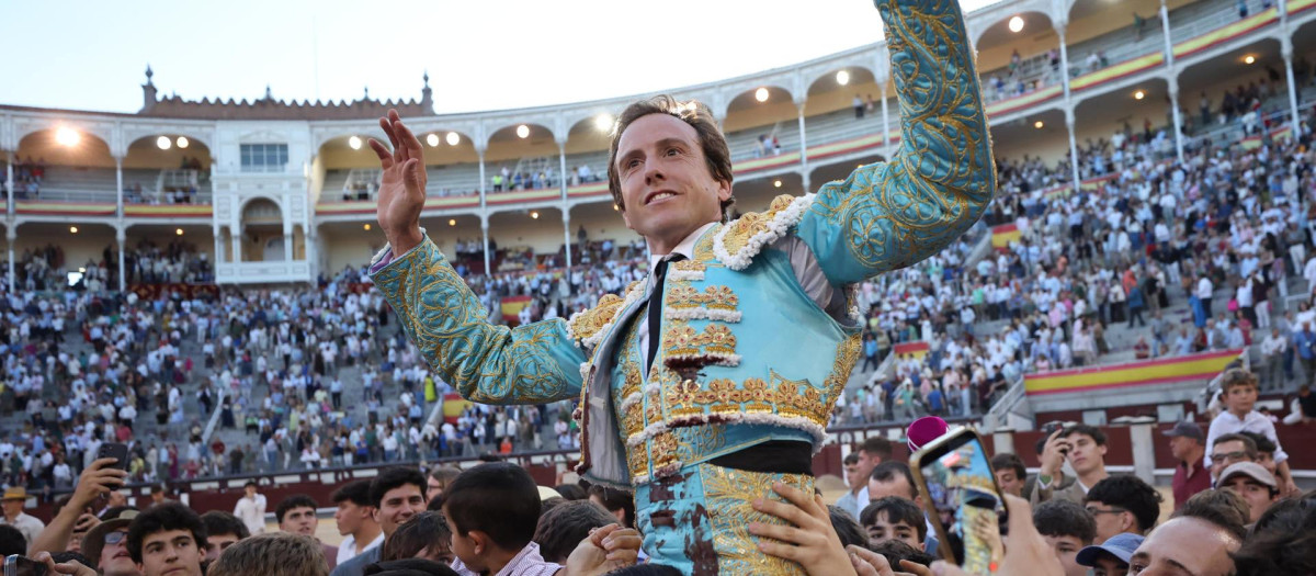 Román, a hombros de una multitud, de camino a la Puerta Grande de Las Ventas