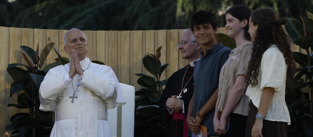 El Papa León XIV y un grupo de jóvenes antes de presidir una Vigilia de Oración