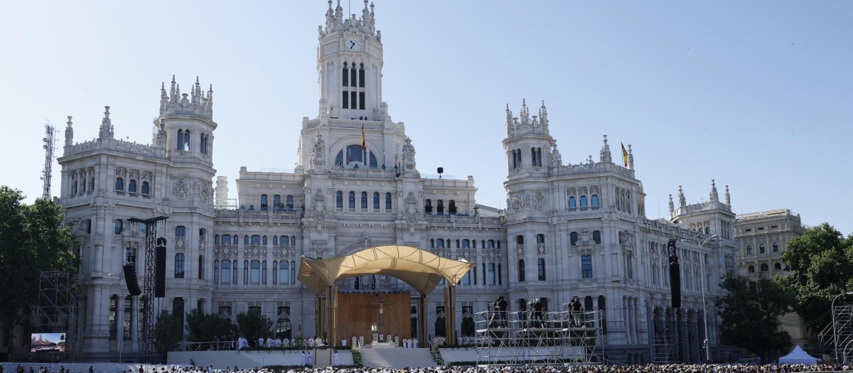 Vista general de la misa del Corpus Christi oficiada por el Papa León XIV esta mañana en la Plaza de Cibeles de Madrid