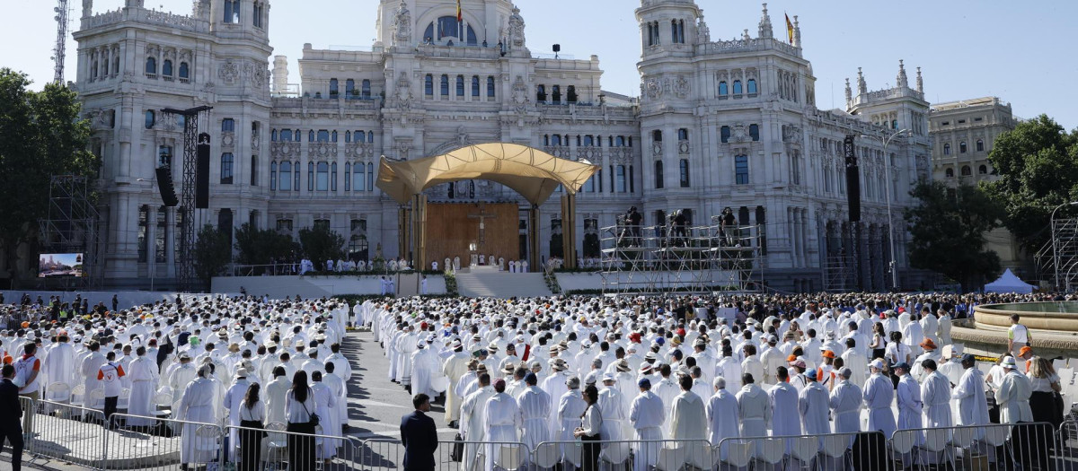 Vista general de la misa del Corpus Christi oficiada por el Papa León XIV esta mañana en la Plaza de Cibeles de Madrid