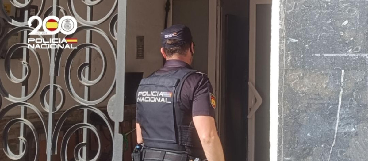 Uno de los agentes llegando al edificio en el que se escondía la chica