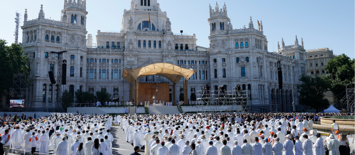 Vista de la plaza de Cibeles durante la misa del Corpus Christi en Madrid