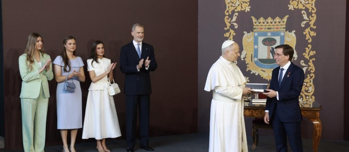 León XIV recibiendo la llave de Oro de Madrid a manos de Almeida bajo la mirada de los Reyes y las Infantas, antes de expresar lo que quiere de Madrid en el futuro
