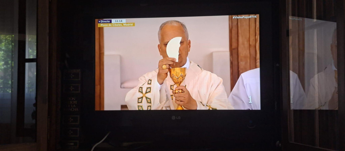 El Dios improbable, Jesús Eucaristía, partido y sostenido por el Papa, visto en la televisión de la casa del autor