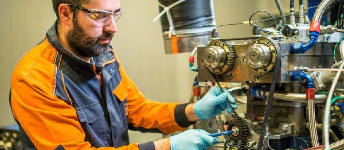 Un ingeniero trabaja sobre el prototipo de motor