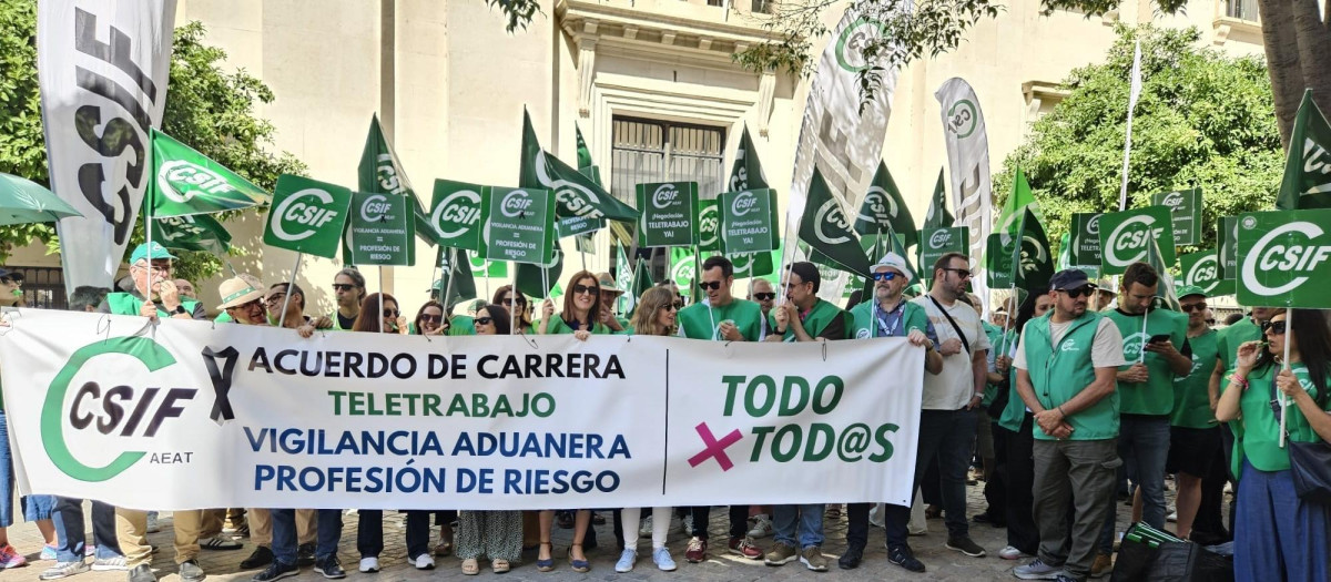 Concentración de trabajadores de la Agencia Tributaria en Sevilla.