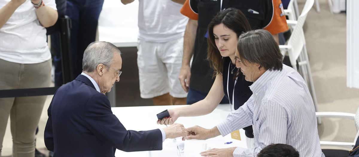 Florentino Pérez vota en las elecciones a la presidencia del Real Madrid