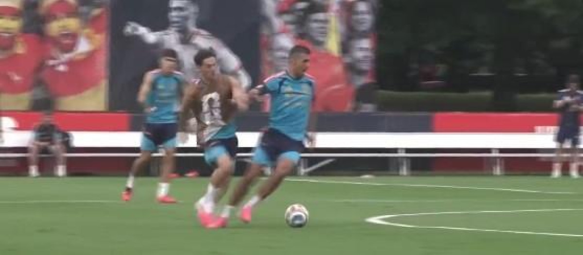 Imagen de la patada de Gavi sobre Rodri en el entrenamiento de España en Chicago