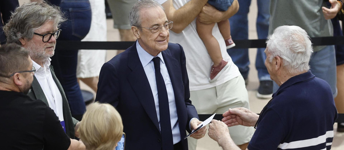 Florentino Pérez votando en las elecciones a la presidencia del Real Madrid