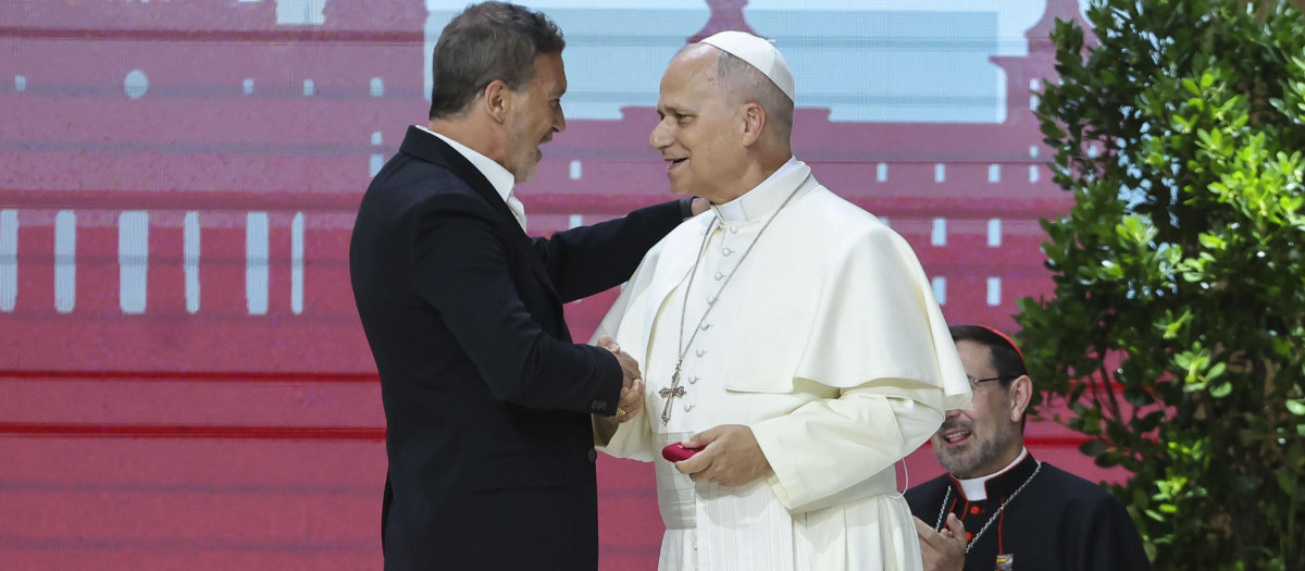 El Papa León XIV y el actor Antonio Banderas durante el encuentro 'Tejer redes con el mundo de la cultura, la educación, la empresa y el deporte