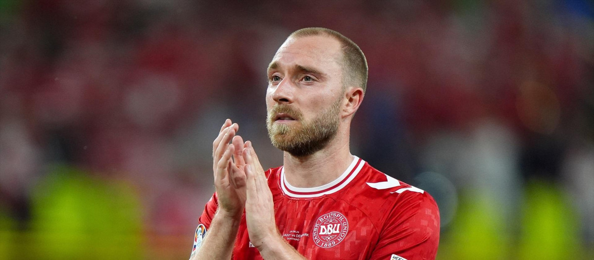 (Foto de ARCHIVO)
29 June 2024, North Rhine-Westphalia, Dortmund: Denmark's Christian Eriksen applauds the fans after the UEFA Euro 2024 round of 16 soccer match between Germany and Denmark at Dortmund stadium. Photo: Bradley Collyer/PA Wire/dpa

29/6/2024 ONLY FOR USE IN SPAIN
