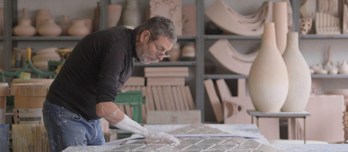Antoni Cumella, trabajando en su taller