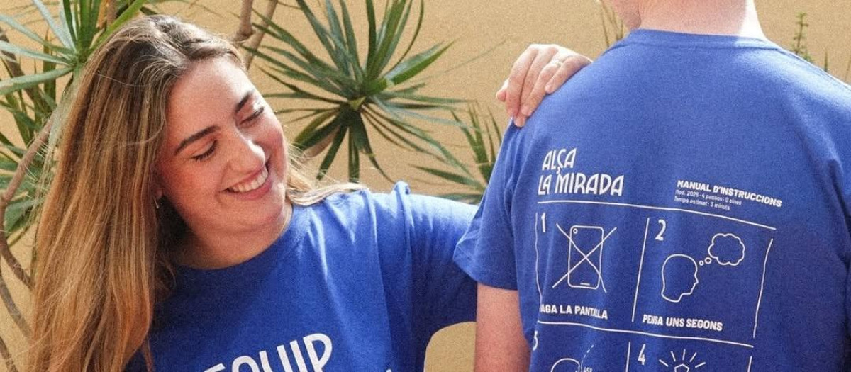 Dos voluntarios, en la sede del secretariado de Pastoral con Jóvenes