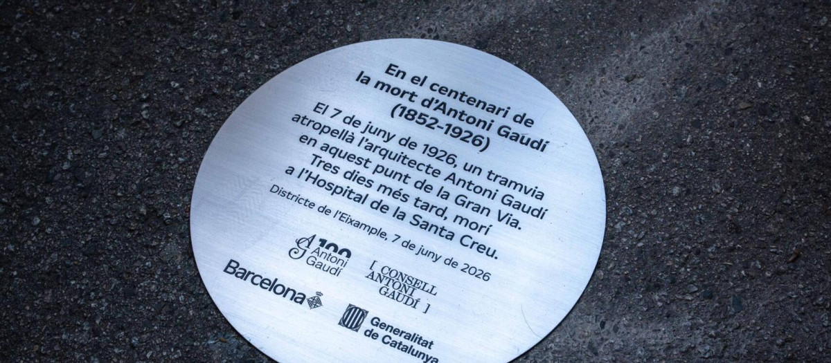 La placa instalada por el Ayuntamiento de Barcelona en el lugar donde murió Gaudí