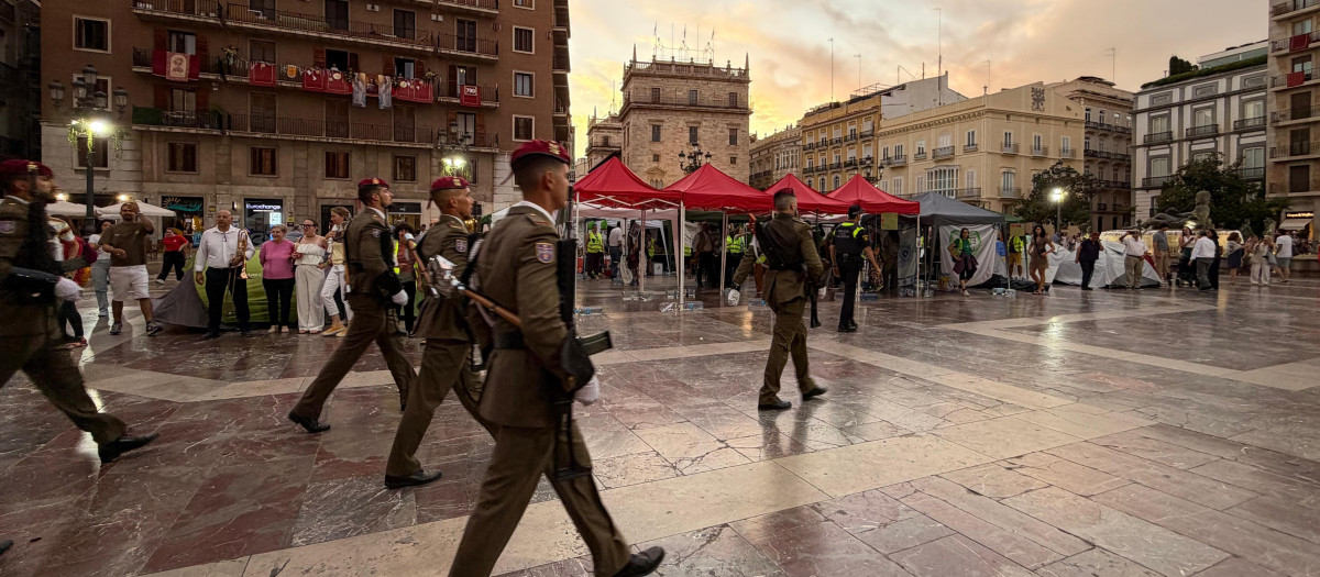 Imagen de los militares ante la acampada ilegal de docentes tras la procesión del Corpus en Valencia.