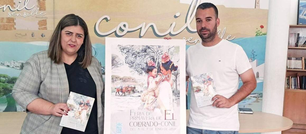 La alcaldesa de Conil, junto al cartel de la feria de El Colorado