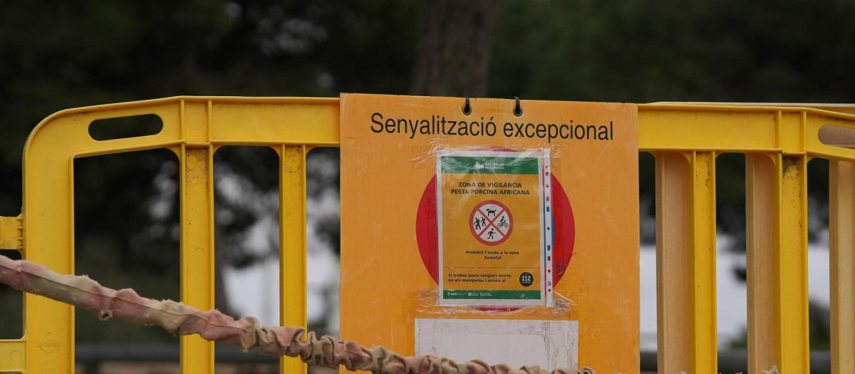 Una valla indica la prohibición del acceso al Parque Natural de Collserola