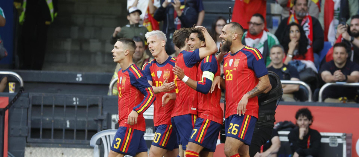 Los jugadores de la selección española celebran el 1-0 ante Irak