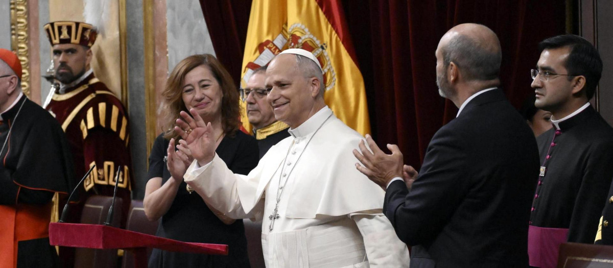 El Santo Padre, durante la larguísima ovación que ha recibido en las Cortes
