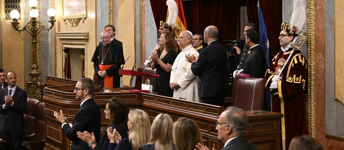 León XIV, ovacionado tras su histórico discurso en el Congreso de los Diputados