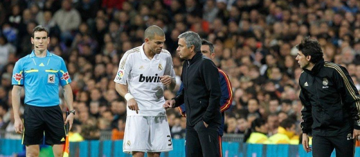 José Mourinho da indicaciones a Pepe en un partido en el Santiago Bernabéu