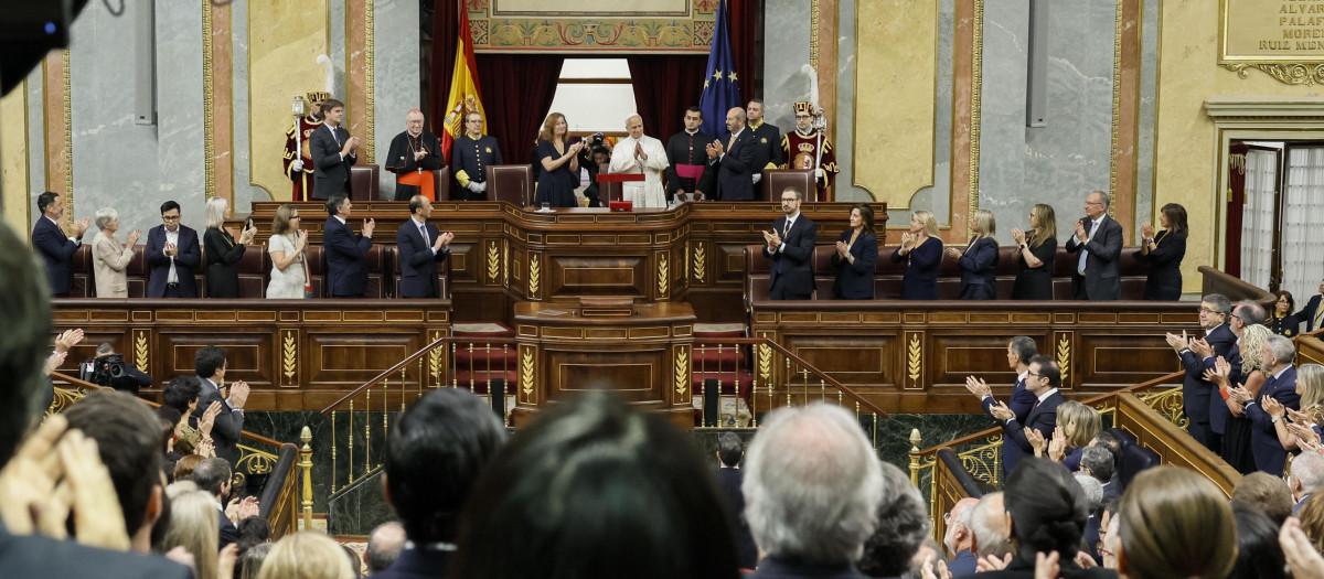 El hemiciclo aplaudió a León XIV durante siete minutos