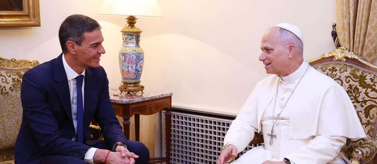 El presidente del gobierno, Pedro Sánchez, y el Papa León XIV el lunes pasado en La Moncloa
