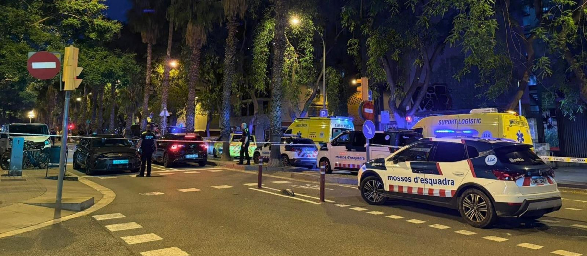 Zona en la que se produjo el tiroteo mortal, acordonada por los Mossos y la Guardia Urbana