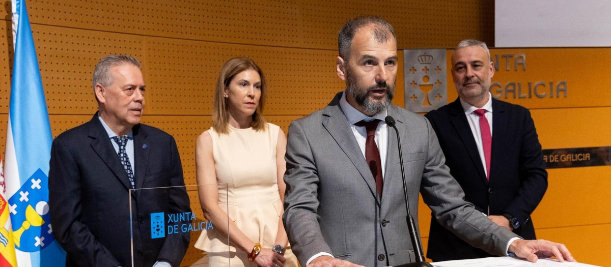 Luis León toma posesión como nuevo gerente del Sergas acompañado por el conselleiro de Sanidade, Antonio Gómez Caamaño, entre otros. Consellería de Sanidade

XUNTA DE GALICIA / Europa Press
08/6/2026