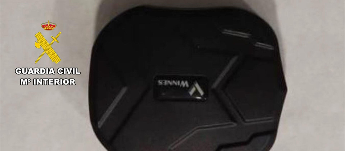 Dispositivo GPS instalado en el vehículo de la víctima

REMITIDA / HANDOUT por GUARDIA CIVIL
Fotografía remitida a medios de comunicación exclusivamente para ilustrar la noticia a la que hace referencia la imagen, y citando la procedencia de la imagen en la firma
08/6/2026