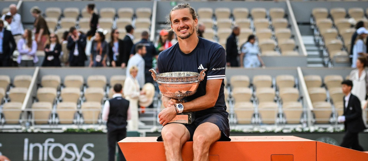 07 June 2026, France, Paris: German tennis player Alexander Zverev celebrates his victory with the trophy after defeating Italy's Flavio Cobolli during their Men's Singles Final match of the French Open tennis tournament on Court Philippe-Chatrier at the Roland-Garros complex. Photo: Matthieu Mirville/ZUMA Press Wire/dpa

Matthieu Mirville/ZUMA Press Wir / DPA
07/6/2026 ONLY FOR USE IN SPAIN