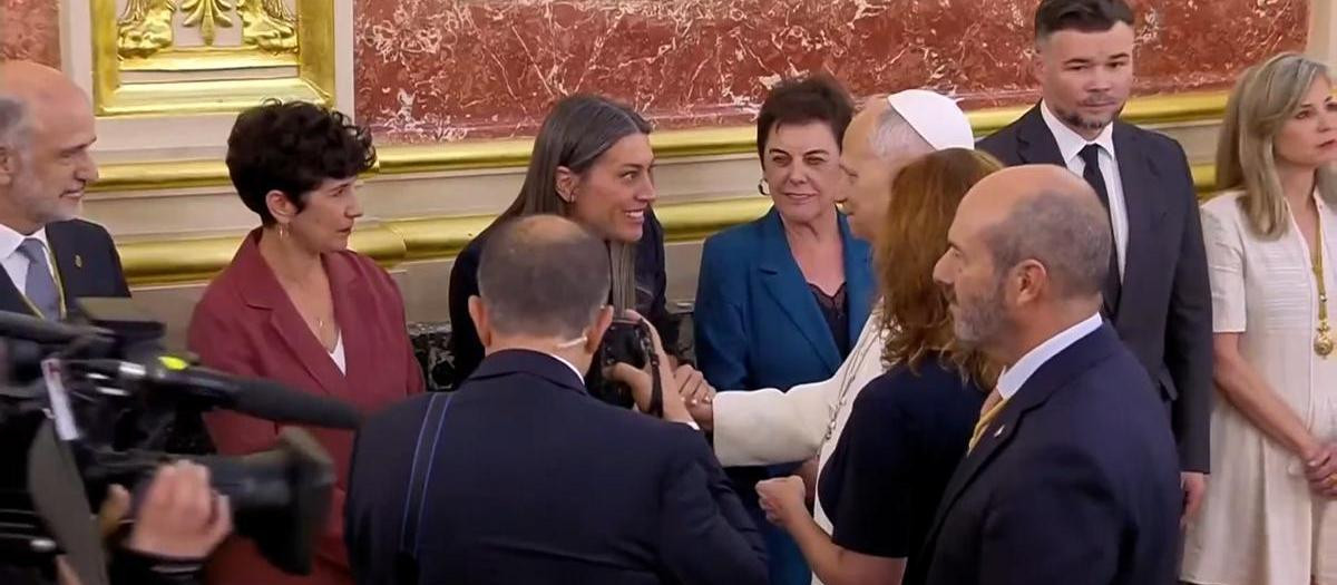Míriam Nogueras abordando al Papa en la recepción en el Congreso