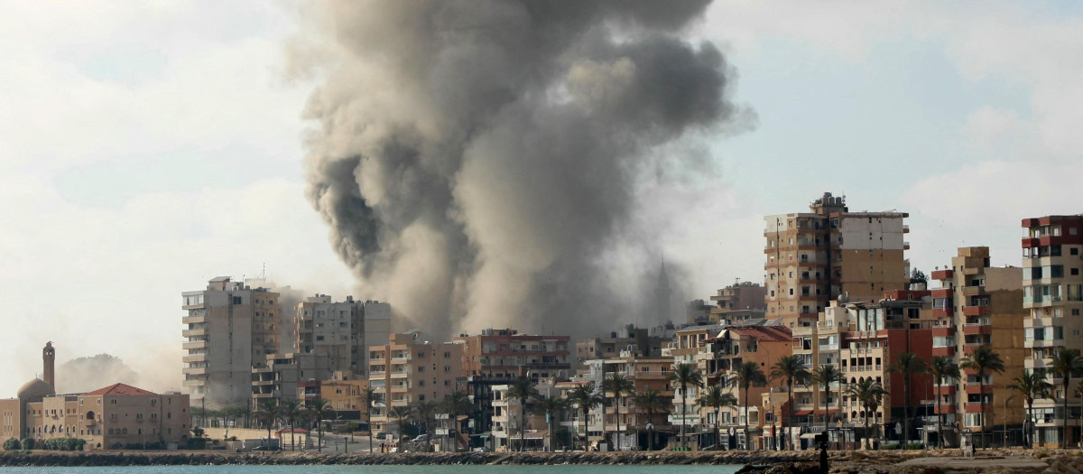 El humo se eleva desde el lugar de un ataque aéreo israelí que tuvo como objetivo un barrio de la ciudad costera de Tiro, en el sur del Líbano,