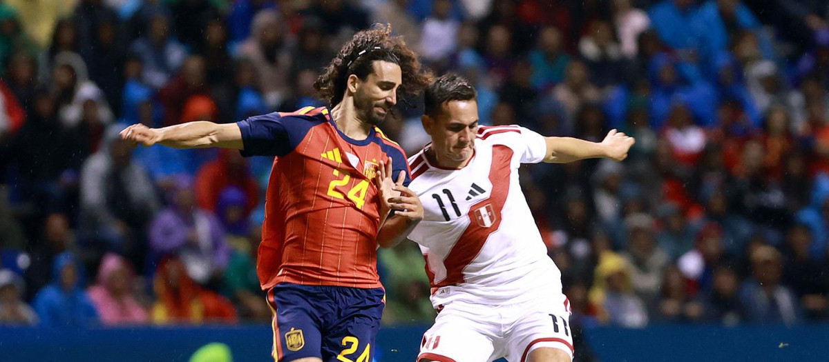 MEX5188. PUEBLA (MÉXICO), 08/06/2026.- Marc Cucurella (i) de España controla un balón con Jairo Vélez de Perú este lunes, en un partido amistoso previo al Mundial de Fútbol 2026 en el estadio Cuauhtémoc en Puebla (México). EFE/ Alex Cruz