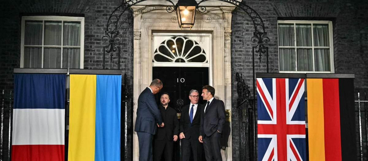 (L to R) Germany's Chancellor Friedrich Merz, Ukraine's President Volodymyr Zelensky, Britain's Prime Minister Keir Starmer and France's President Emmanuel Macron chat on the 10 Downing Street doorstep after a meeting in central London on June 7, 2026. (Photo by Ben STANSALL / POOL / AFP)