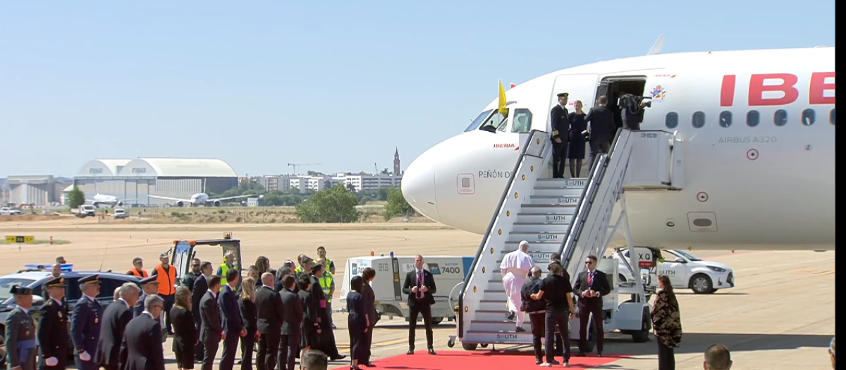 El Papa subiendo al avión que le llevará a Barcelona