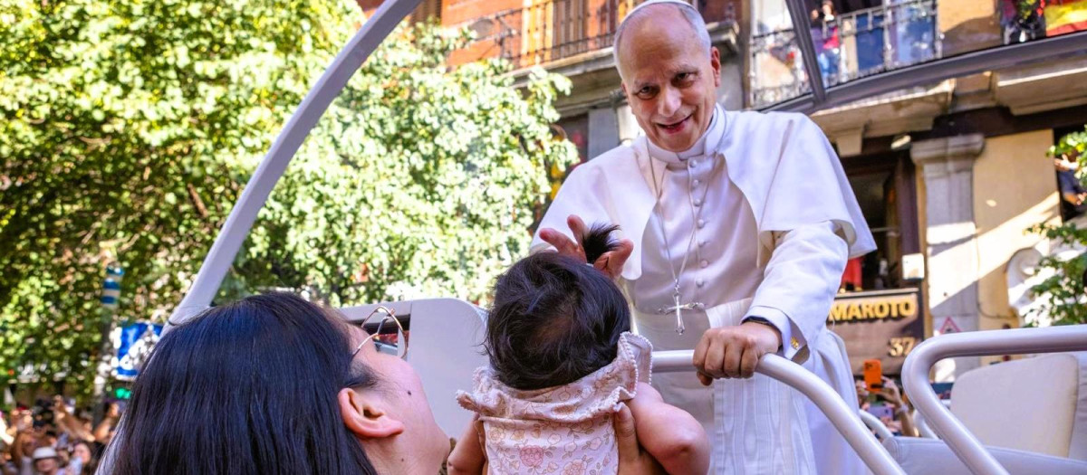 Renata, en brazos de su madre, es bendecida por el Papa