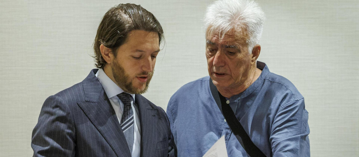 El abuelo paterno de la bebé, junto a uno de sus abogados