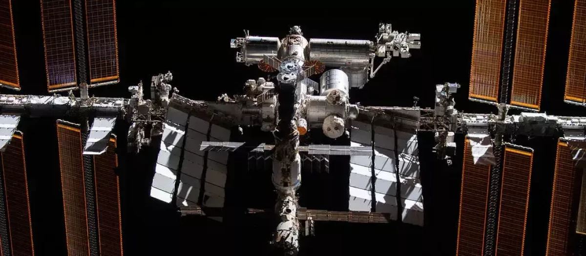 La Estación Espacial Internacional aparece en una fotografía tomada desde la cápsula Crew Dragon Endeavour de SpaceX durante un sobrevuelo el 8 de noviembre de 2021