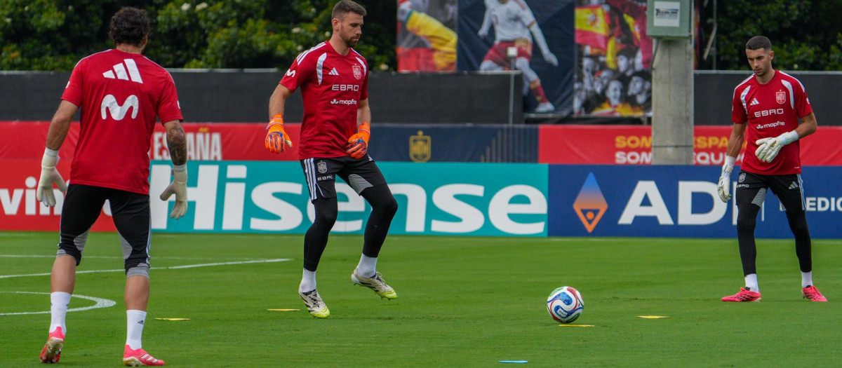 David Raya, Unai Simón y Joan Garcia en el entrenamiento de la selección española
