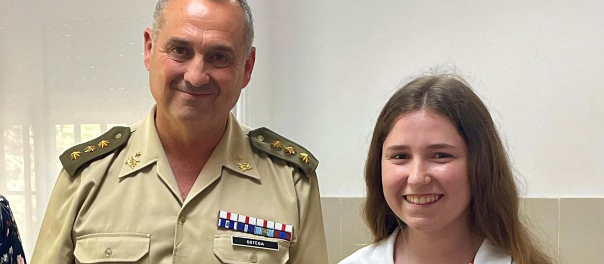 El subdelegado de Defensa en Córdoba, el coronel José María Ortega Olmedo,y la alumna ganadora, Mabel Ventoso Rodríguez