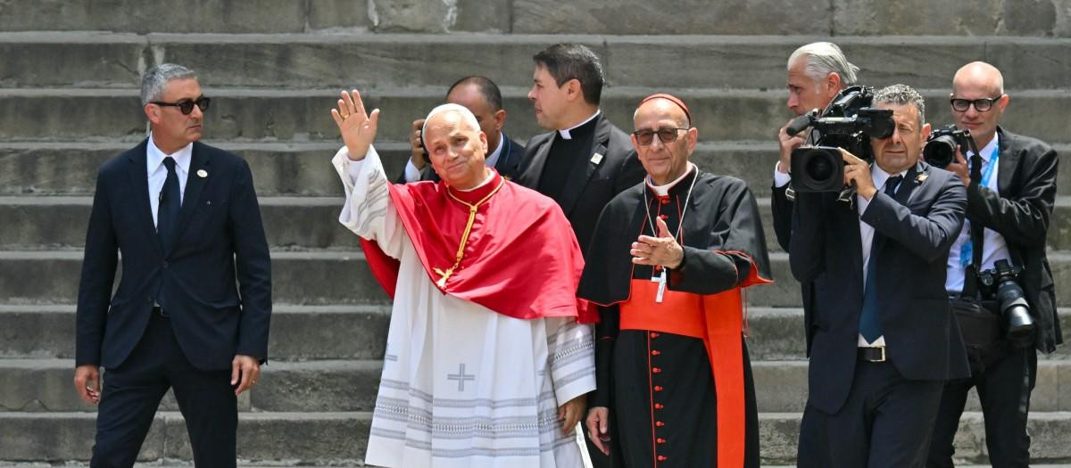 El Papa León XIV a su llegada a la Catedral de Barcelona junto al Cardenal Omella