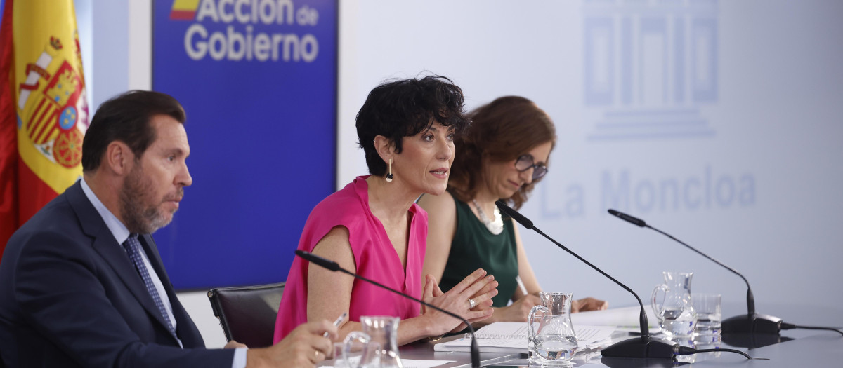 La portavoz del Gobierno, entre los ministros de Transportes y de Sanidad