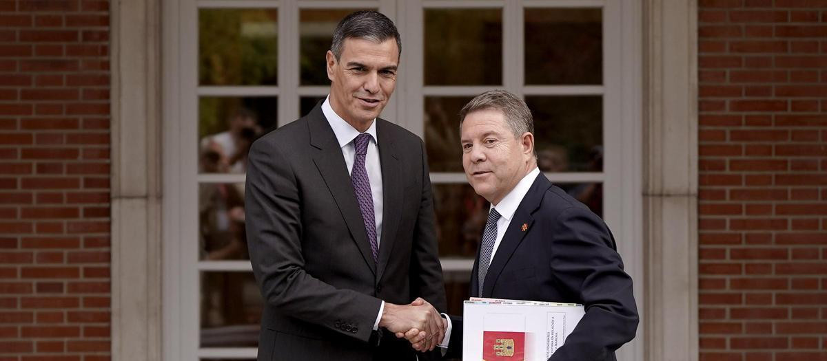 Pedro Sánchez estrecha la mano con Emiliano García-Page