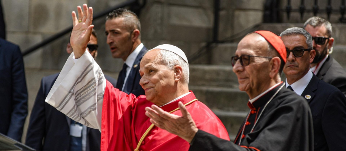 El Papa León XIV saluda a los fieles congregados ante la Catedral, junto al cardenal Omella