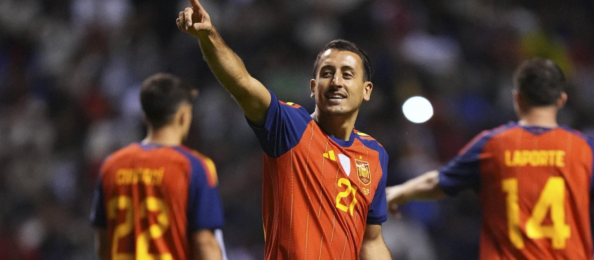 Mikel Oyarzabal celebra un gol en el amistoso frente a Perú