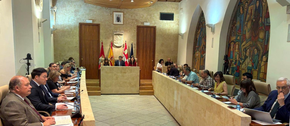 El alcalde de Salamanca preside el último Pleno municipal. De la Sota, primero por la derecha