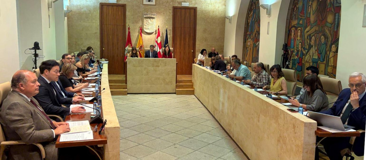El alcalde de Salamanca preside el último Pleno municipal. De la Sota, primero por la derecha