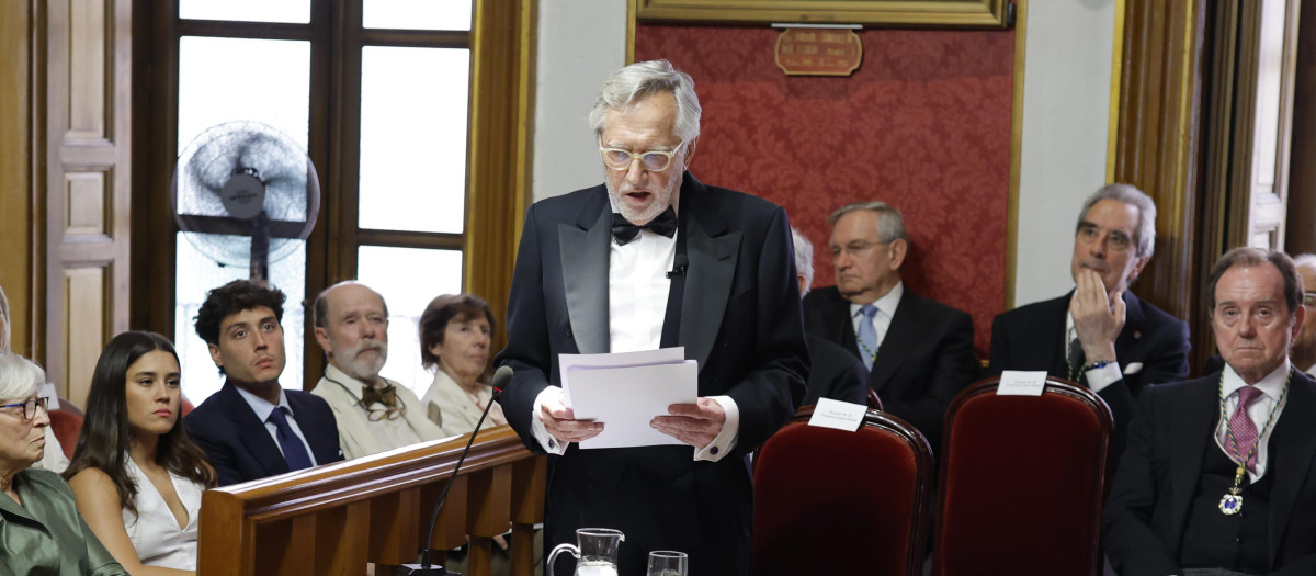 El politólogo Francisco Llera lee su discurso de ingreso en la Real Academia de Morales